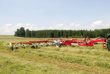 PÖTTINGER HIT 12.14T High Output Trailed Tedder